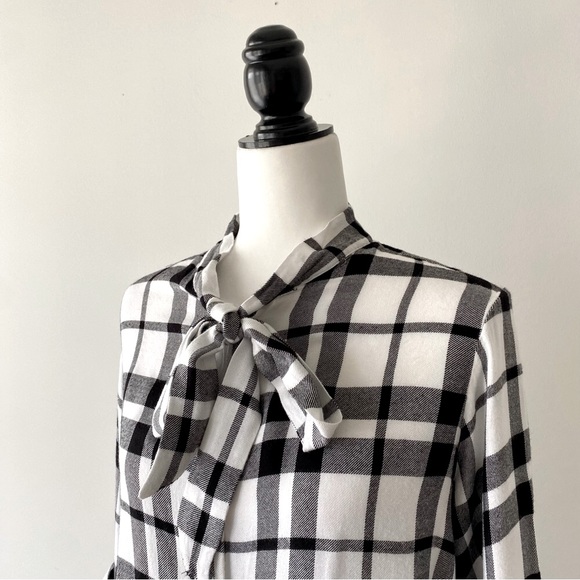 SOLD | BANANA REPUBLIC | Dillon Casual Neck Tie Top - Picture 3 of 12